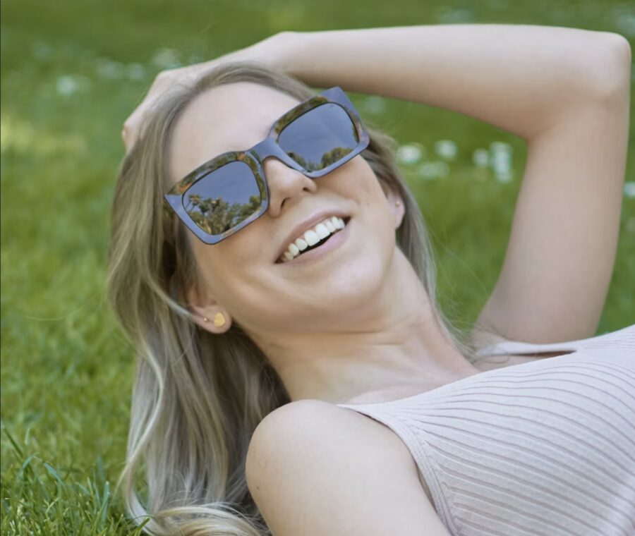 Persona con lentes de sol de Óptica Ruglio